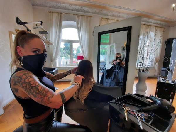 Friseurmeisterin Patricia Jashari betreibt seit zehn Jahren ihren eigenen Salon in Schieder. Nun hat sie die Corona-Krise hart getroffen, sodass sie ihr Geschäft schweren Herzens vorerst schließen wird. - © Michaela Weiße(LZ)