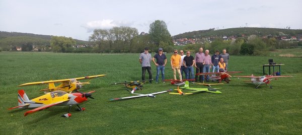 Einige Mitglieder des Modell-Flug-Clubs (MFC) Burgschwalbe präsentieren ihre Flotte. - © Modell-Flug-Club (MFC) Burgschwalbe