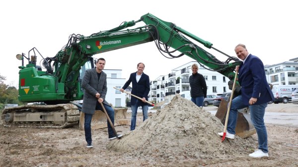 Der Bagger steht bereit, Robert Mainka (S2 Immobilien- und Projektentwicklung, von links), Kay Sandmann-Puzberg, Desiree Klein-Avink (beide Wortmann Family Office) und Thomas Schröder (Wortmann Immobilien Projekt) freuen sich darauf, dass es an den Werreterrassen mit den nächsten Wohnungen weitergeht. - © Alexandra Schaller