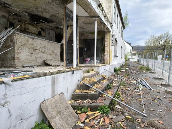 Der Gebäudekomplex Augustdorfer Straße 42 beherbergte schon mehrere Discotheken. Jetzt wird die Ruine abgerissen. - © Dieter Asbrock