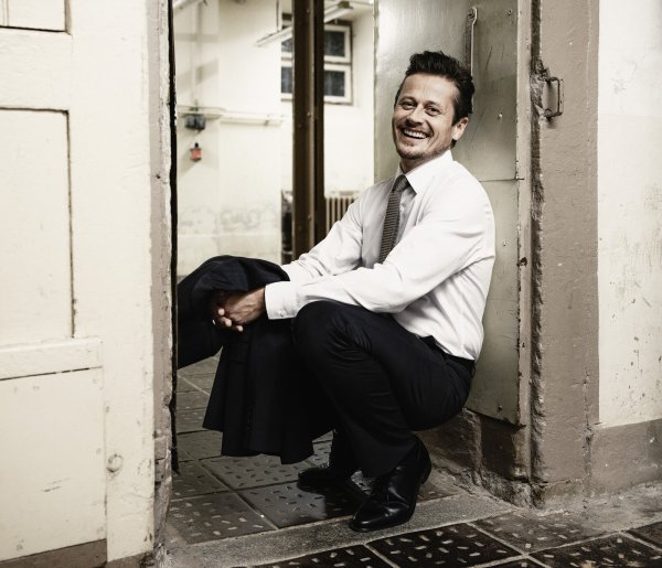 Neben seinem Beruf als Schauspieler tritt Roman Knižka für politische Bildung ein. Gemeinsam mit dem Bläserquintett „Opus 45“ entwickelt er Bühnenprogramme, die gleichermaßen unterhalten wie wachrütteln sollen. - © Daniel Haeker Photography