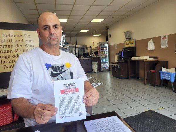 Abdelkrim Boujra hat von seiner Vermieterin die Kündigung bekommen. Er kämpft gemeinsam mit seiner Familie um seine kleine SB-Bäckerei in der Triftenstraße und hat bereits viele Unterschriften gesammelt. - © Astrid Sewing