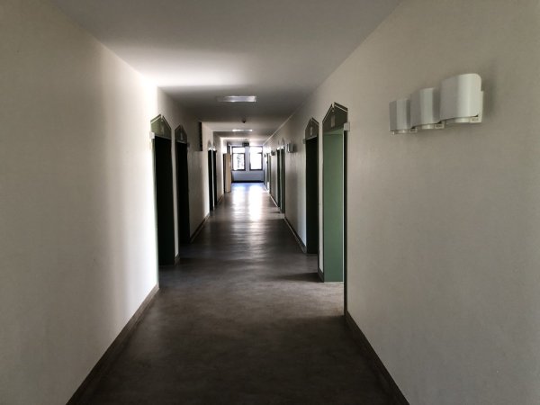 Blick in einen der Flure im Sophienhaus. Links und rechts des Ganges gehen die Zimmer ab, in denen ehemals die Reha-Patienten untergebracht waren. Die Bezirksregierung will nur einen Teil der 200 bereitstehenden Plätze nutzen. - © Sven Kienscherf