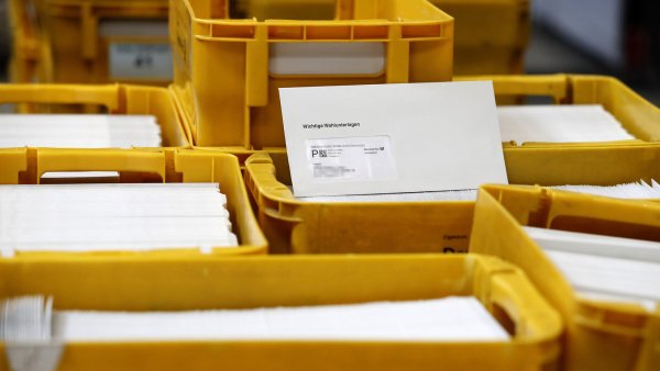 In den Briefsotierzentren ist einen Monat vor der Wahl ordentlich was los. - © marco stepniak