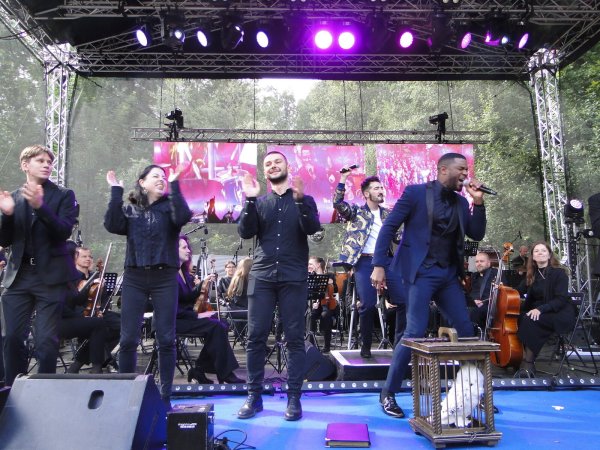 Das "Magical Film Orchestra" animiert das Publikum zum Mitmachen. - © Hajo Gärtner