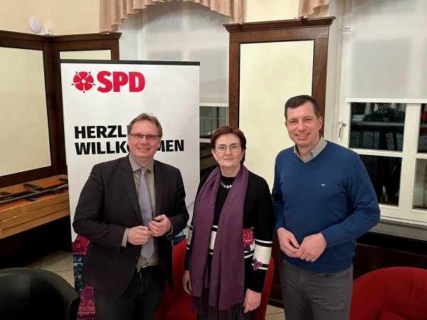 Der lippische Landtagsabgeordnete Dennis Maelzer (links) mit der Europaabgeordneten Birgit Sippel und dem Referenten des europäischen Gewerkschaftsbundes Stefan Gran. - © Janina Stiegmann