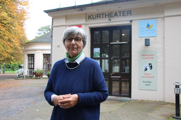 Dorothee Friebel (70) aus Schlangen ist eine von 90 Menschen, die gegen den Bau der Windkraftanlagen auf der Gauseköte Einwände erhoben haben. Etwa 17 sind am Dienstagvormittag ins Kurtheater gekommen. - © Janet König
