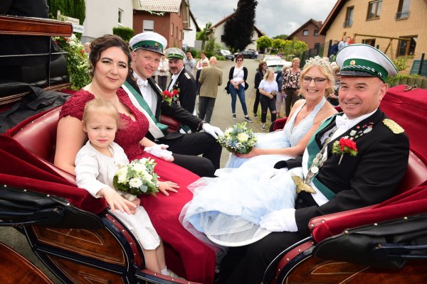 Das Königs- und Hofstaatspaar in der Kutsche: Regina und Viktor Braun mit Tochter und Niko und Marianne Nikolakoudis (von links). - © Nicole Ellerbrake