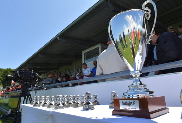 Um diese Trophäe geht es. - © Jens Dünhölter