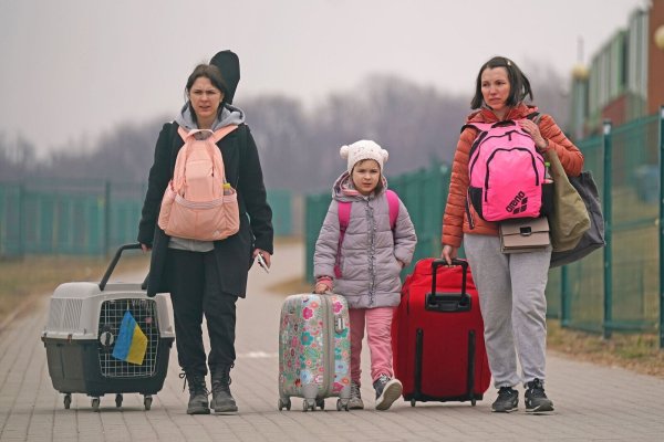 Viele Menschen flüchten aus der Ukraine, aber einige auch in die Ukraine. Die Gründe. - © VICTORIA JONES