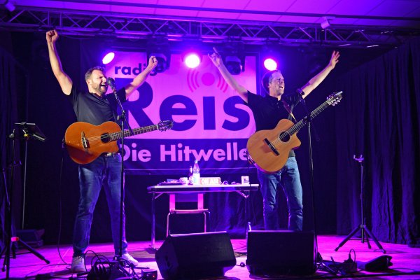 Hanke Blendermann (links) und Philipp Kasburg sorgen in der Blomberger Schießhalle für beste Stimmung. - © Nicole Ellerbrake