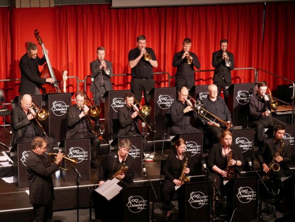 Beeindruckender Big-Band-Sound. Oliver Groenwald (links) leitet beide Bands und brilliert am Flügelhorn. - © Thomas Krügler