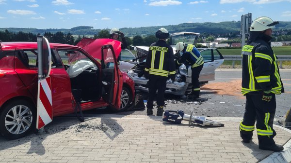 Der rote Suzuki und der graue Daimler Chrysler stießen an der Kreuzung B66/ Alverdisser Straße zusammen. - © Feuerwehr Barntrup