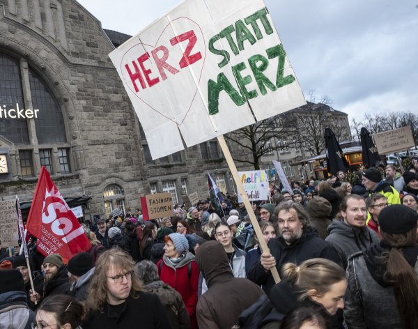 Symbolbild: Schon vor einigen Tagen gab es mehrfach Demonstrationen, die sich auch gegen die CDU richteten, wie hier in Bielefeld. - © Jörg Dieckmann