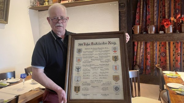 Ludger Hermanns betreibt in Brakelsiek die älteste Gaststätte Lippes. 300 Jahre Gasthof-Geschichte sind in dem Bild vereint, das im Saal hängt. - © Silke Buhrmester