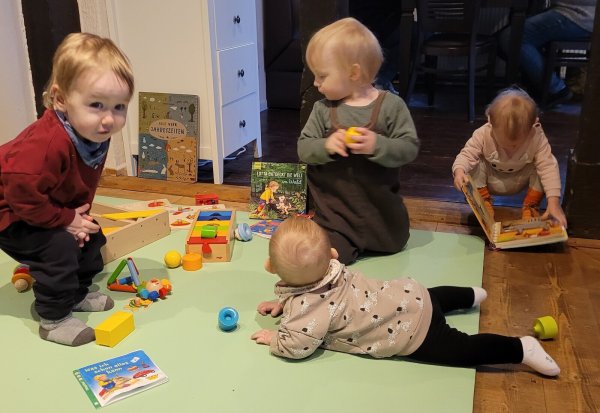 Es gibt einige Spielsachen, mit denen sich die Kinder nach Herzenslust beschäftigen können. Platz zum Rennen gibt es ebenfalls im neuen Elterncafé in der Langen Straße. Immer montags von 10 bis 12 Uhr ist geöffnet. - © Astrid Sewing