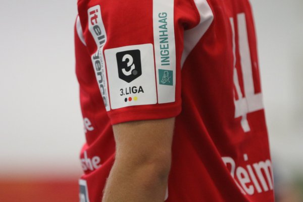 Die Trikots der 3. Liga bleiben vorerst im Schrank. - © Oliver König