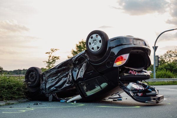 Unfall auf der Tunnelstraße: Der Opel Astra überschlug sich und landete auf dem Dach. - © Freitag TV