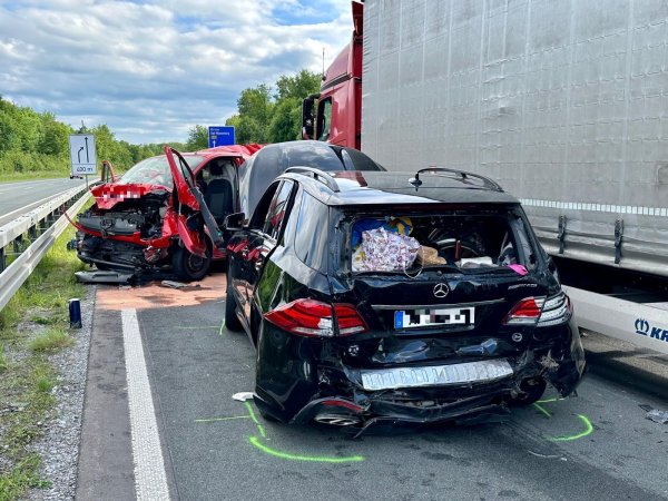 Bei dem Unfall auf der A33 bei Borchen fuhr ein Sattelzug aus Tschechien auf den Ford Transit und einen Mercedes auf. - © Ralph Meyer