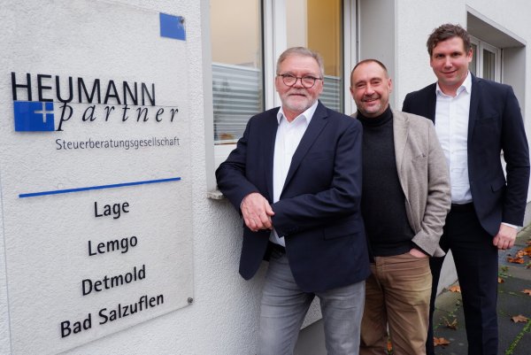 Heinrich Klassen (von links), Axel Pick und Daniel Fromme sind Teil eines rund 60-köpfigen Teams mit vier Standorten im Kreis. Das Lagenser Büro wird im kommenden Jahr umziehen. - © Lorraine Brinkmann