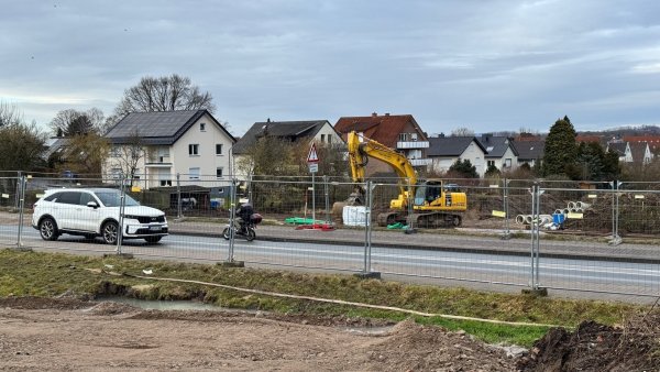 Die Bielefelder Straße wird zwischen der Kreuzung Heidenoldendorfer Straße und der Kreuzung Klingenbergstraße für Kanalarbeiten für mehrere Wochen in beide Richtungen gesperrt. - © Raphael Bartling