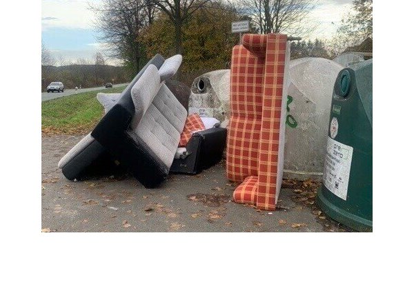 Mehrere Sofas haben Unbekannte am Altglascontainer am Knickweg "entsorgt". - © Gemeinde Schlangen