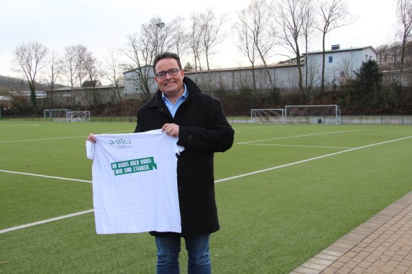 Sportverbandschef Carsten Lemm zeigt eines der T-Shirts, mit denen demnächst für den Sport in Detmold geworben werden soll. - © Jana Beckmann