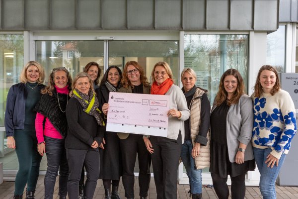 Die Vertreterinnen des Inner Wheel Clubs Detmold-Blomberg mit den Vertreterinnen der Stadt Detmold: (von links) Franziska Louis, Susanne Wojak, Kerstin Schomburg, Kathrin Lampe, Maike Bumbke, Jennifer Sonneborn (Fachbereichsleitung Jugend der Stadt Detmold), Sylvia Künnemeyer, Renate Berger (Leiterin Jugendamt der Stadt Detmold), Liliana Murschel (Stadt Detmold Finanzen und Controlling) und Sarah Schäfermann (Leitung K.I.D.S. stationär). - © Torben Gocke