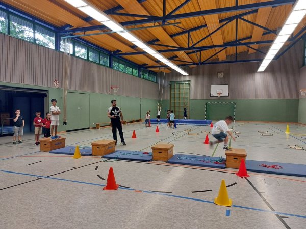 Nicht einfach nur Schulsport: Die pädagogischen Sport-AGs des Offenen Ganztags an der Grundschule Ahornstraße dienen der Förderung von Zusammenhalt, Teamfähigkeit und Rücksichtnahme. - © OGS Grundschule Ahornstraße