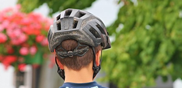 Ein Helm bewahrte den Radfahrer, den ein Ast am Kopf traf, vor schwereren Verletzungen. - © Symbolbild Pixabay