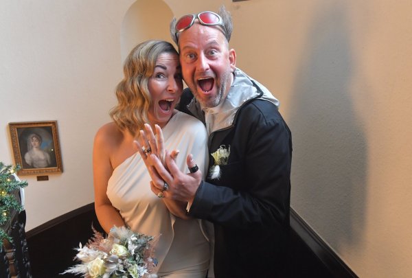 Dany und Tom Lehel haben in Gütersloh geheiratet. Im vergangenen Jahr ist er für sie aus Köln nach OWL gezogen. - © Jens Dünhölter