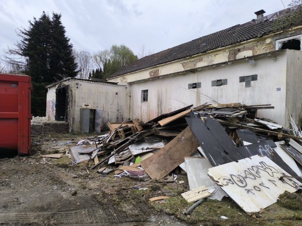 Der Gebäudekomplex Augustdorfer Straße 42 beherbergte schon mehrere Discotheken. Jetzt wird die Ruine abgerissen. - © Dieter Asbrock