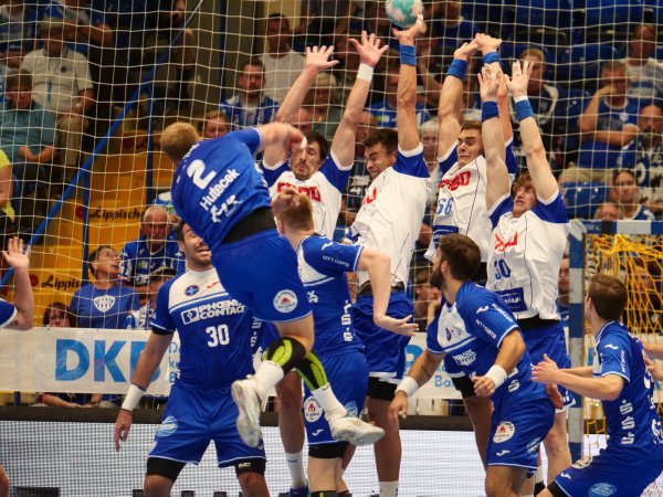 Lukas Hutecek hatte es schwer, den Gummersbacher Block mit Zelenovic, Köster, Zeman und Kiesler zu überspringen. Foto: Jörg Hagemann - © Jörg Hagemann