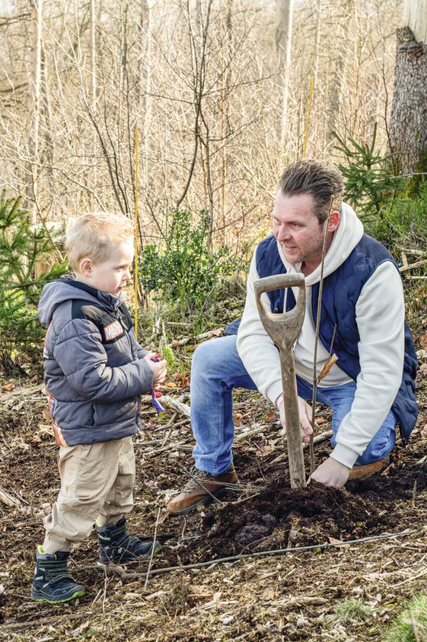 Ein Bergstadtkind pflanzt mit seinem Vater einen Lebensbaum für seine im Jahr 2024 geborene Schwester. - © Tabea Tegtmeyer