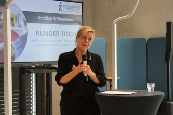 Mona Neubaur, stellvertretende Ministerpräsidentin des Landes Nordrhein-Westfalen und Ministerin für Wirtschaft, Industrie, Klimaschutz und Energie (MWIKE), ist zu Gast in Lemgo. - © Janet König
