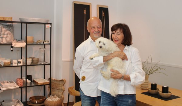 Beate und Udo Viehmann mit Hund Sunny vom Geschäft "Wohnart & Mehr" bleiben nun doch in der Innenstadt. - © Kyrill von Matuschka