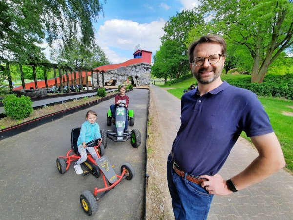 Benjamin Krentz, Betreiber des Funtastico am Schieder-See, freut sich, dass er im Familienpark endlich wieder Gäste empfangen darf. Einige Familien haben das Angebot auch bereits genutzt. Besonders die Kinder sind glücklich über die Abwechslung im Corona-Alltag. So auch Mike (13) und seine Schwester Anna (6) aus Detmold, die auf der Kettcar-Bahn mit viel Spaß ihre Runden drehen. - © Michaela Weiße(LZ)