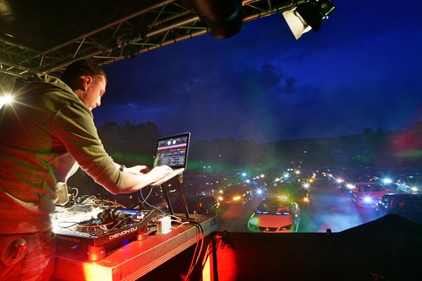 DJ D-Trex heizt den Discogängern in den Fahrzeugen ein. Die feiern, indem sie die Lichthupe betätigen.  - © Nicole Ellerbrake