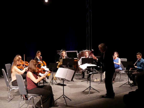 Das Ensemble Horizonte unter Leitung von Jörg-Peter Mittmann bei einem Konzert im Hangar 21. - © Archivfoto: Thomas Krügler