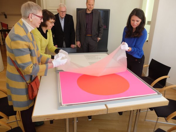 Brigitte Spethmann-Heitlage (links) und Eckhard Heitlage (dritter von links) bei der Übergabe der Kunstwerke an das Kunstmuseum Ahlen. - © Kunstmuseum Ahlen