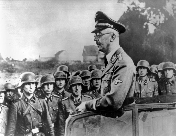 Heinrich Himmler, Reichsführer der SS, hält aus dem Auto heraus ein Ansprache vor jungen SS-Männern. - © picture-alliance / dpa