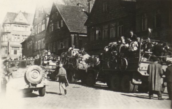 Staff-Sergeant Jerry Servedio, vom 751. Artillerie-Bataillon der US-Streitkräfte, fotografierte kurz nach dem Einmarsch der Amerikaner in Detmold die Lange Straße . - © Bildrechte: Stadtarchiv Detmold
