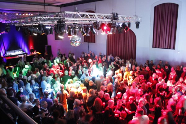 Bereits nach einer Stunde wurde es eng auf der Tanzfläche. Während DJ Udo für den richtigen Mix aus Rock, Pop und Wave Musik sorgte, wurde hier bei ausgelassener Stimmung getanzt, geschwoft und in Erinnerungen geschwelgt. - © Juliana Szabo