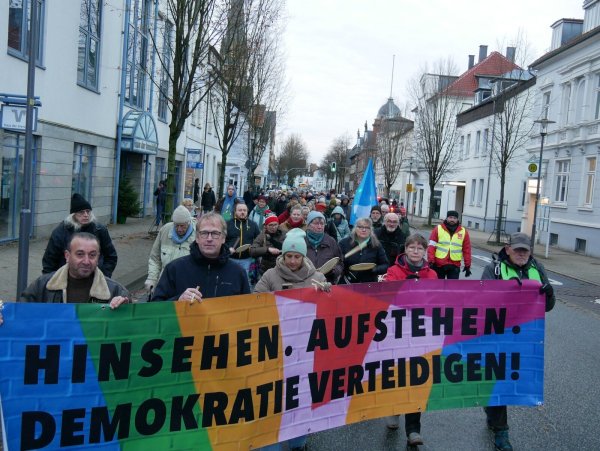 Demonstration für Menschenrechte und Demokratie: Rund 800 Demonstranten setzen ein deutliches Zeichen gegen Rechtsruck, der die Demokratie gefährdet. - © Thomas Krügler