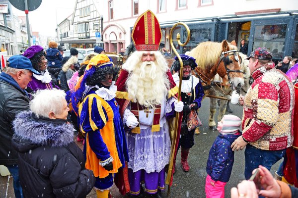 Sint Nicolaas und seine Zwarte Pieten beeindrucken mit ihrem Besuch Groß und Klein auf dem Blomberger Marktplatz. - © Nicole Ellerbrake
