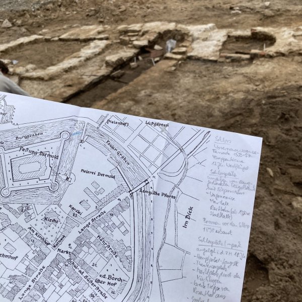 Alte Pläne zeigen auf dem Schloßplatz Wirtschaftsgebäude. Möglicherweise haben die Archäologen nun die Überreste davon gefunden. - © Stadt Detmold