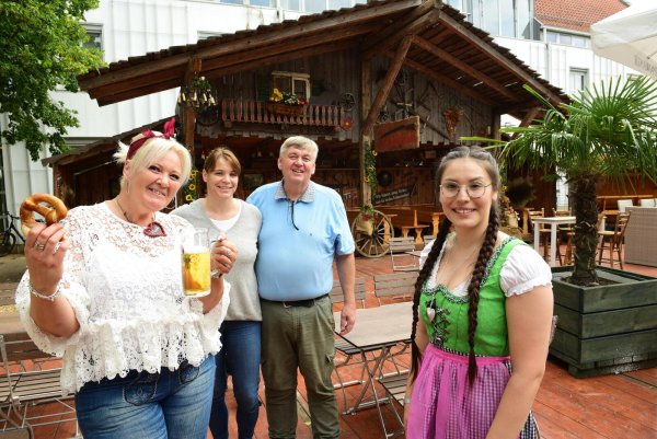 Mitarbeiterin Heidi (von links) mit dem Betreiberpaar Sabine und Adolf Steuer und Mitarbeiterin Aylin. - © Nicole Ellerbrake