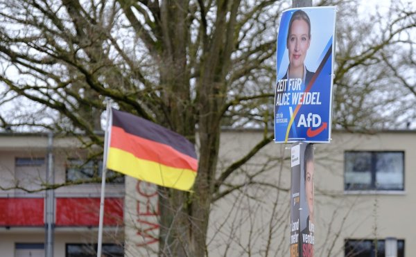 Eine Deutschlandflagge und ein Wahlplakat der AfD-Spitzenkandidatin zur Bundestagswahl in Espelkamp. - © Heike von Schulz