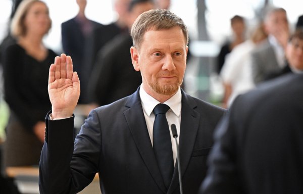 Ministerpräsident Michael Kretschmer (CDU) legt seinen Amtseid ab: Er kann künftig nur auf eine Minderheitsregierung bauen. - © picture alliance/dpa