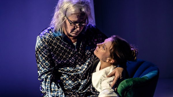 Gernot Schmidt und Manuela Stüßer in einer Szene aus "Vater". - © Landestheater Detmold/Marc Lontzek